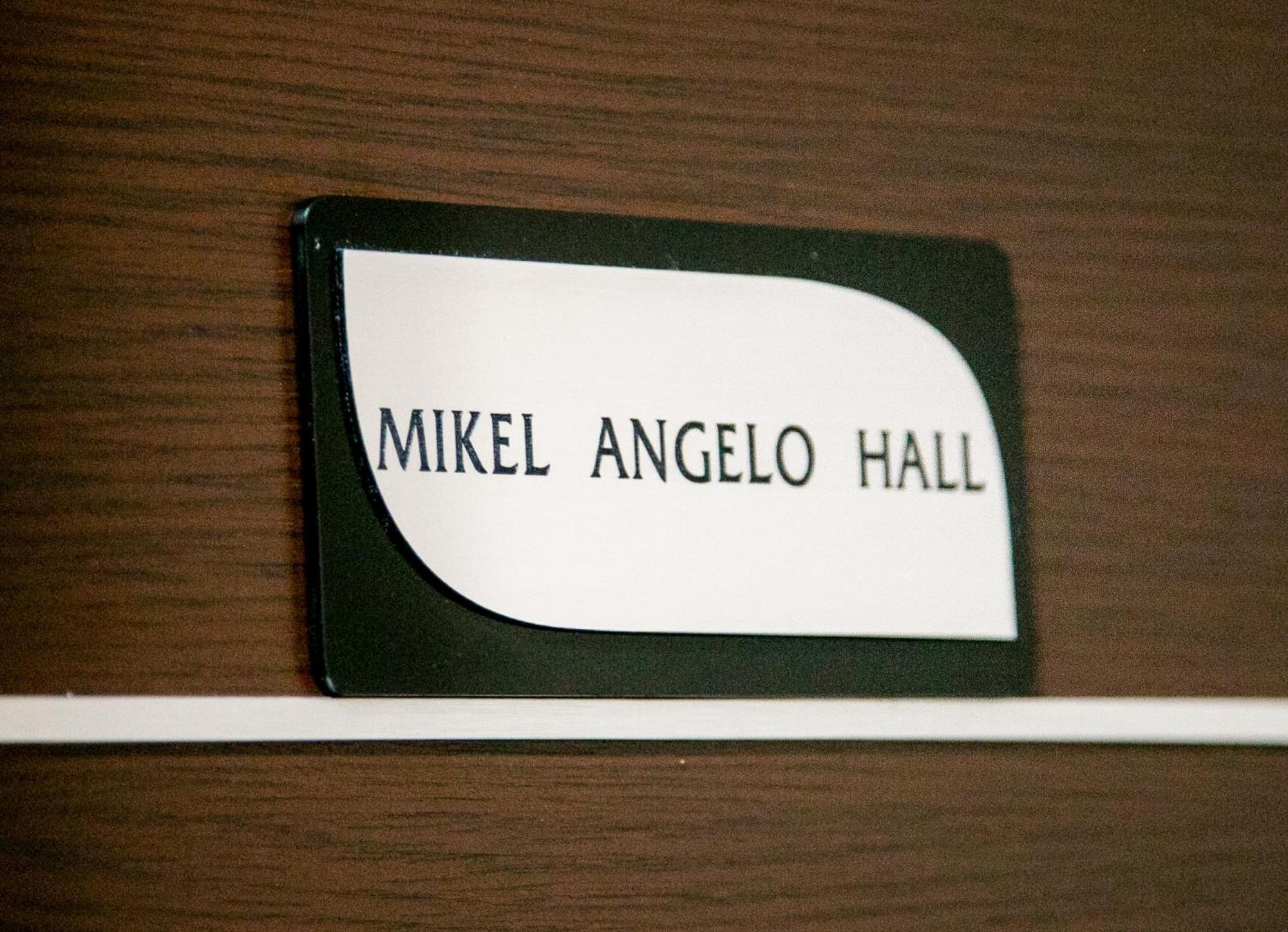Mikel Angelo Hall سيرس المظهر الخارجي الصورة